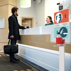 Portadispenser con termometro a infrarossi portadispenser con termometro a infrarossi Portadispenser con termometro a infrarossi portadispenser con termometro a infrarossi